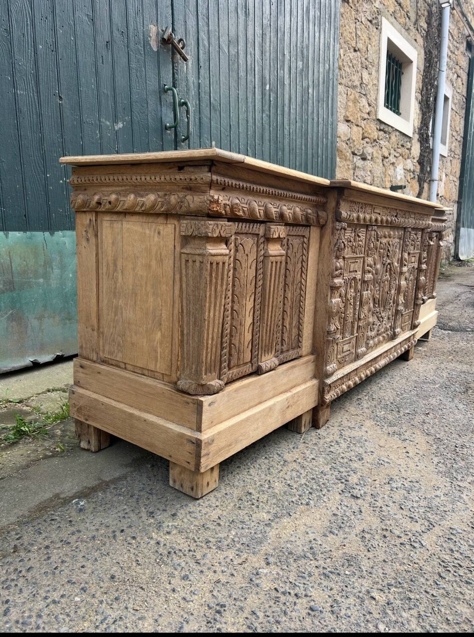 Grand Renaissance buffet in oak