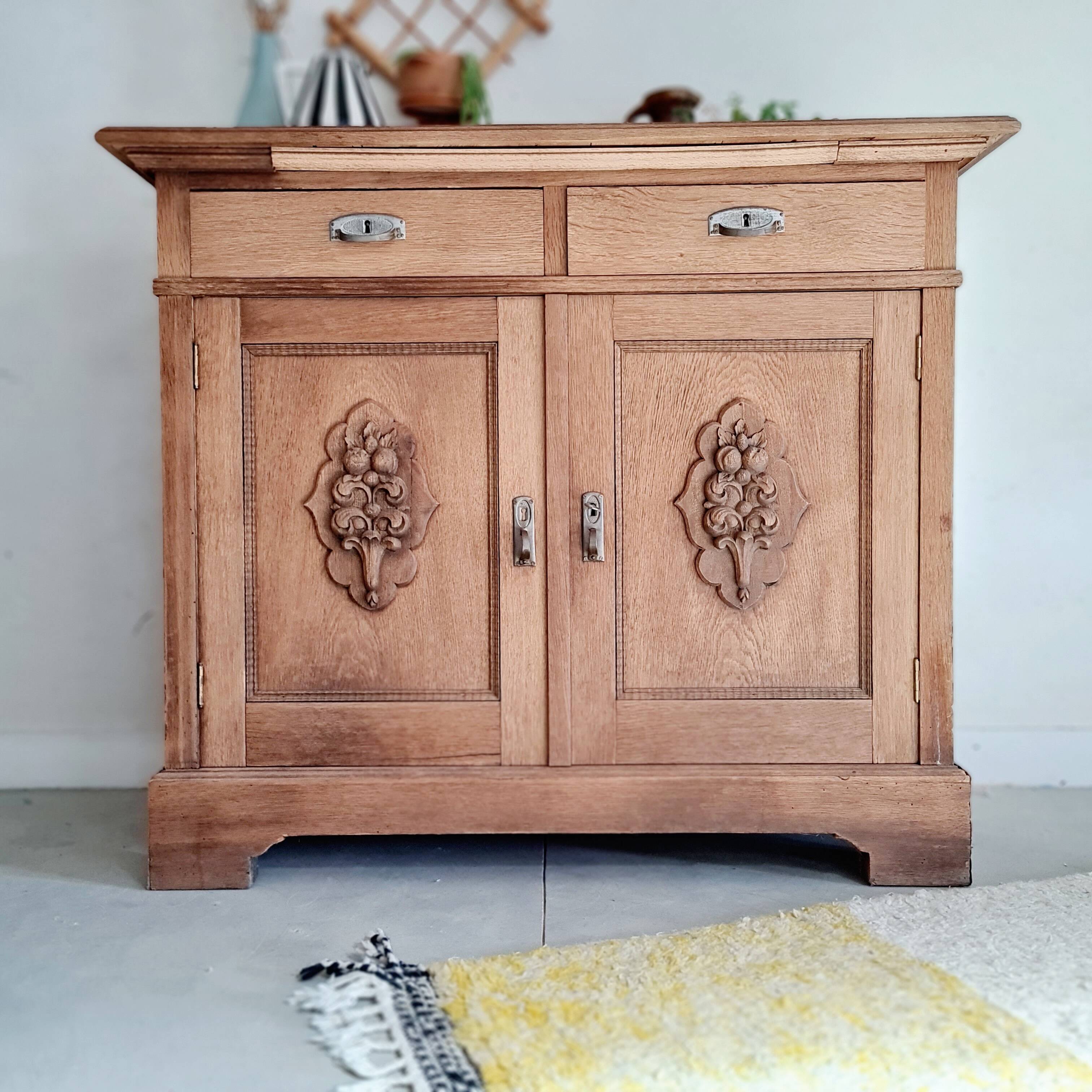 Buffet ancien en bois brut et 2 portes médaillons sculptées