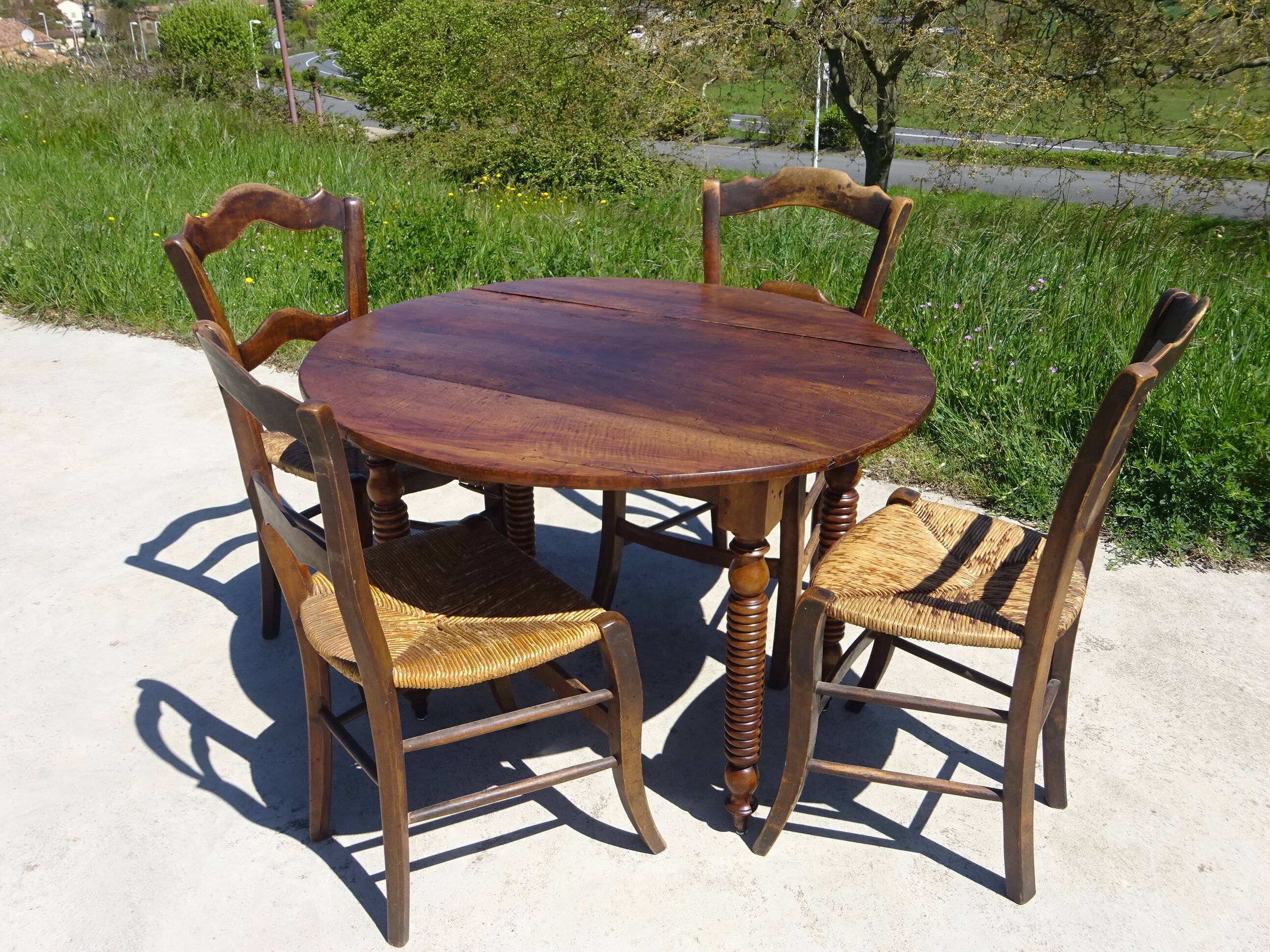 Drop-leaf table, honey-spoon-shaped legs