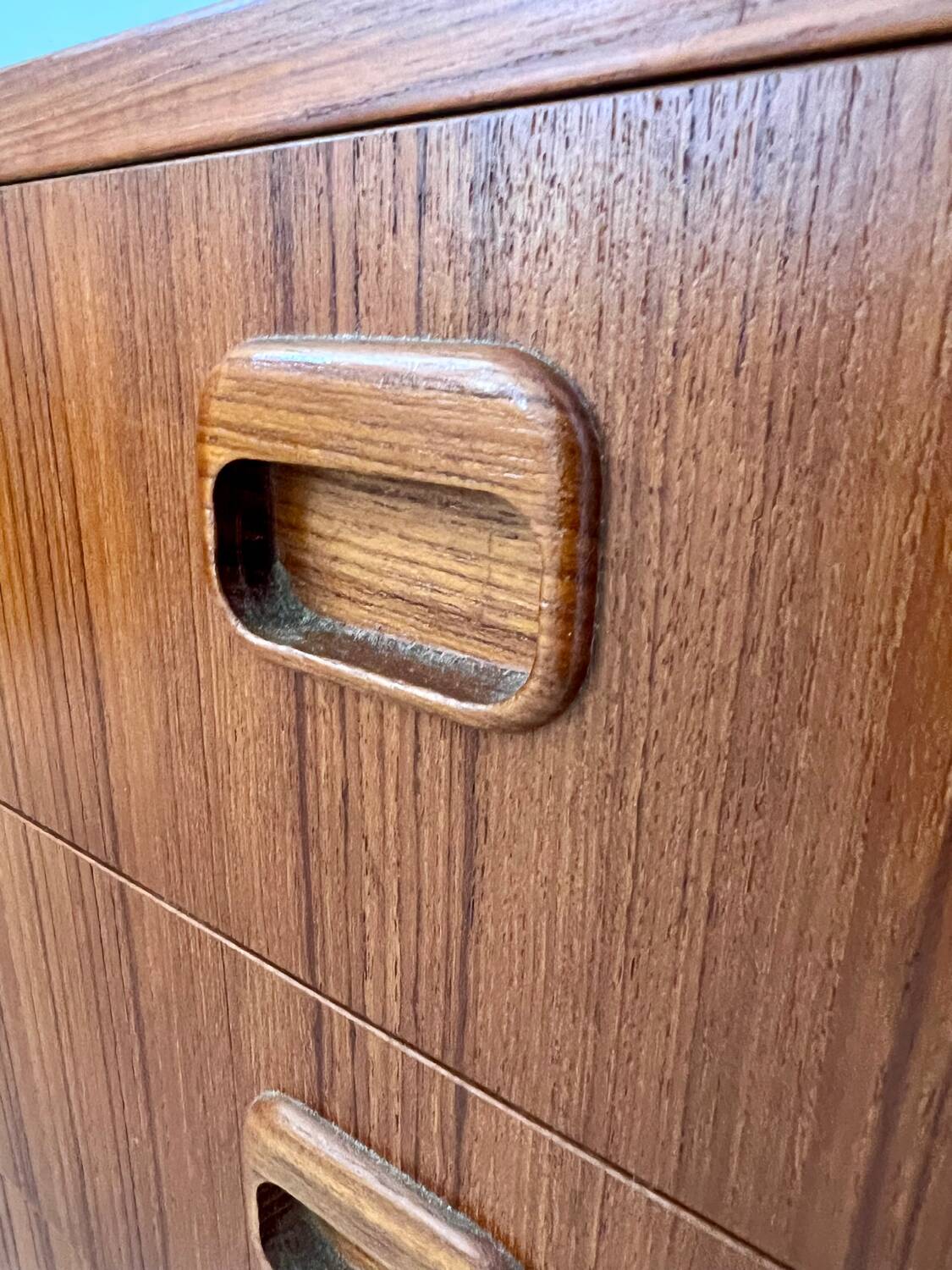 Small chest of drawers or bedside table in teak, Scandinavian design from the 70s vintage