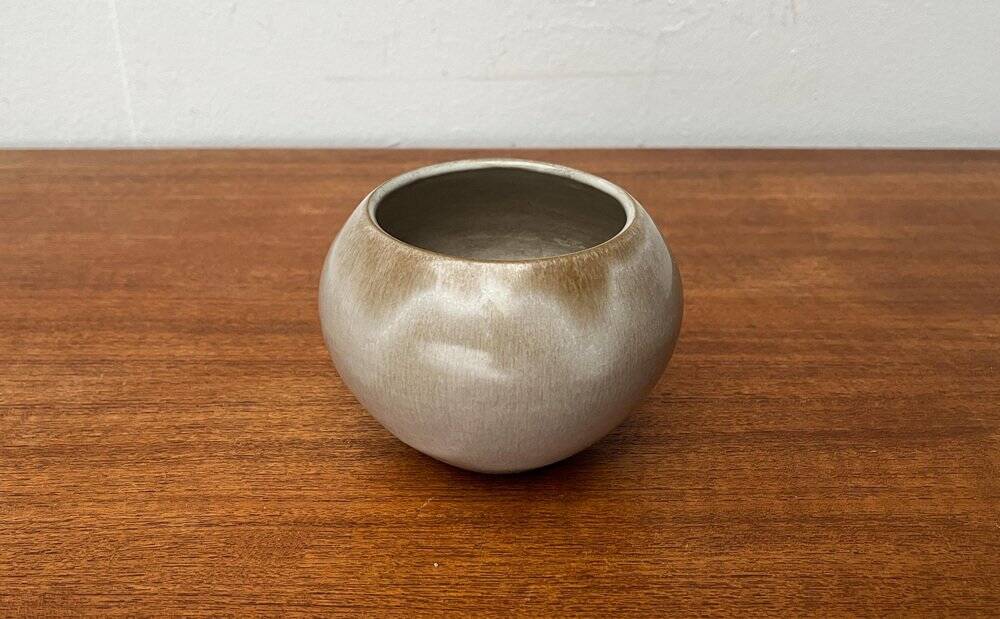 Mid-century German minimalist studio pottery vase by Hildegard and Peter Delius for Hamelner Kunsttöpferei, 1960s.