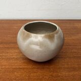 Mid-century German minimalist studio pottery vase by Hildegard and Peter Delius for Hamelner Kunsttöpferei, 1960s.