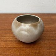 Mid-century German minimalist studio pottery vase by Hildegard and Peter Delius for Hamelner Kunsttöpferei, 1960s.
