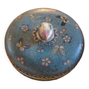 Boite à couvercle en émaux cloisonnés,