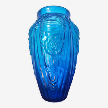 Vase in molded glass art deco style