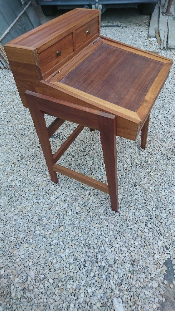 Child desk