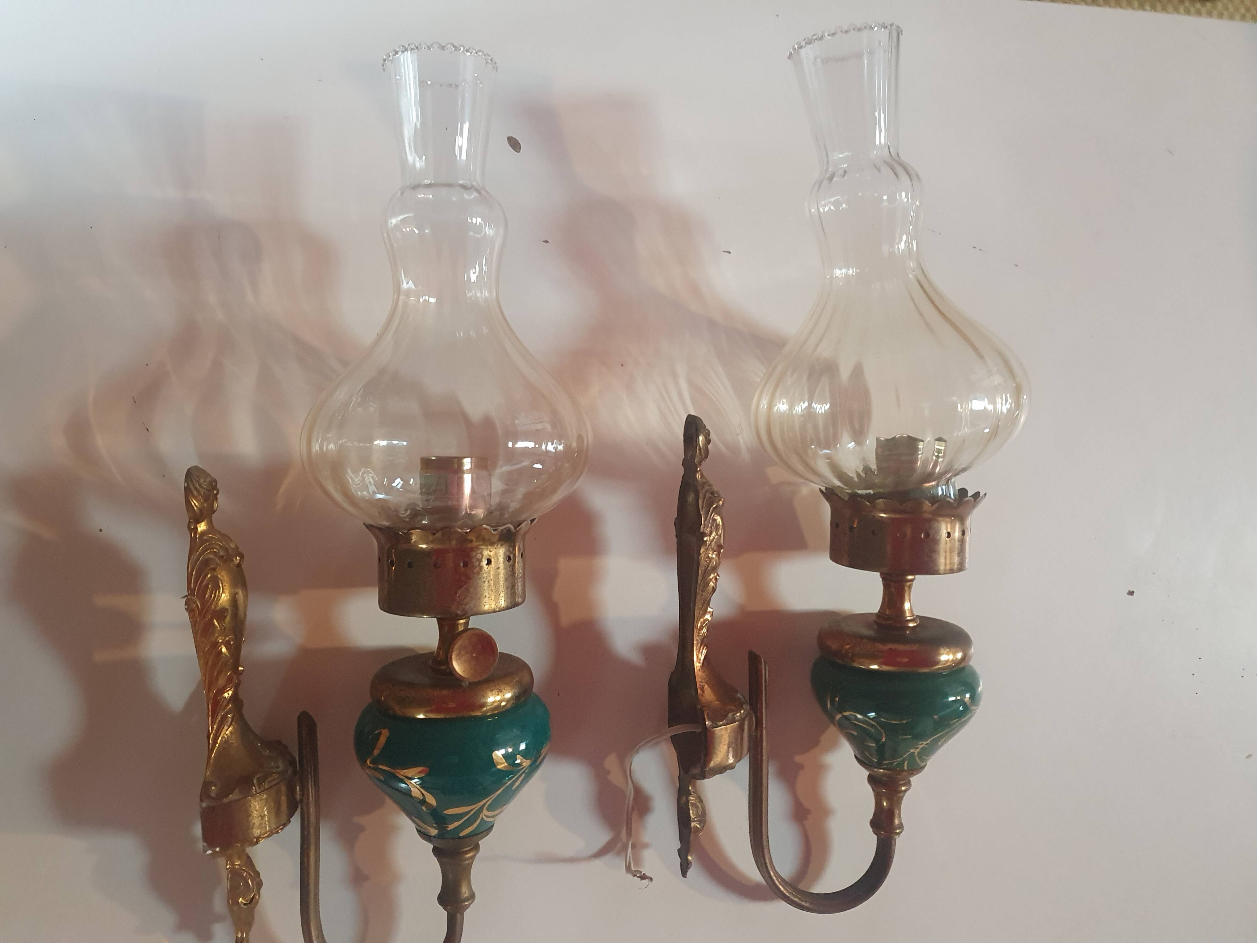 Paire d'appliques lumnaire vintage en metal doré, ceramique verte et globe en verre