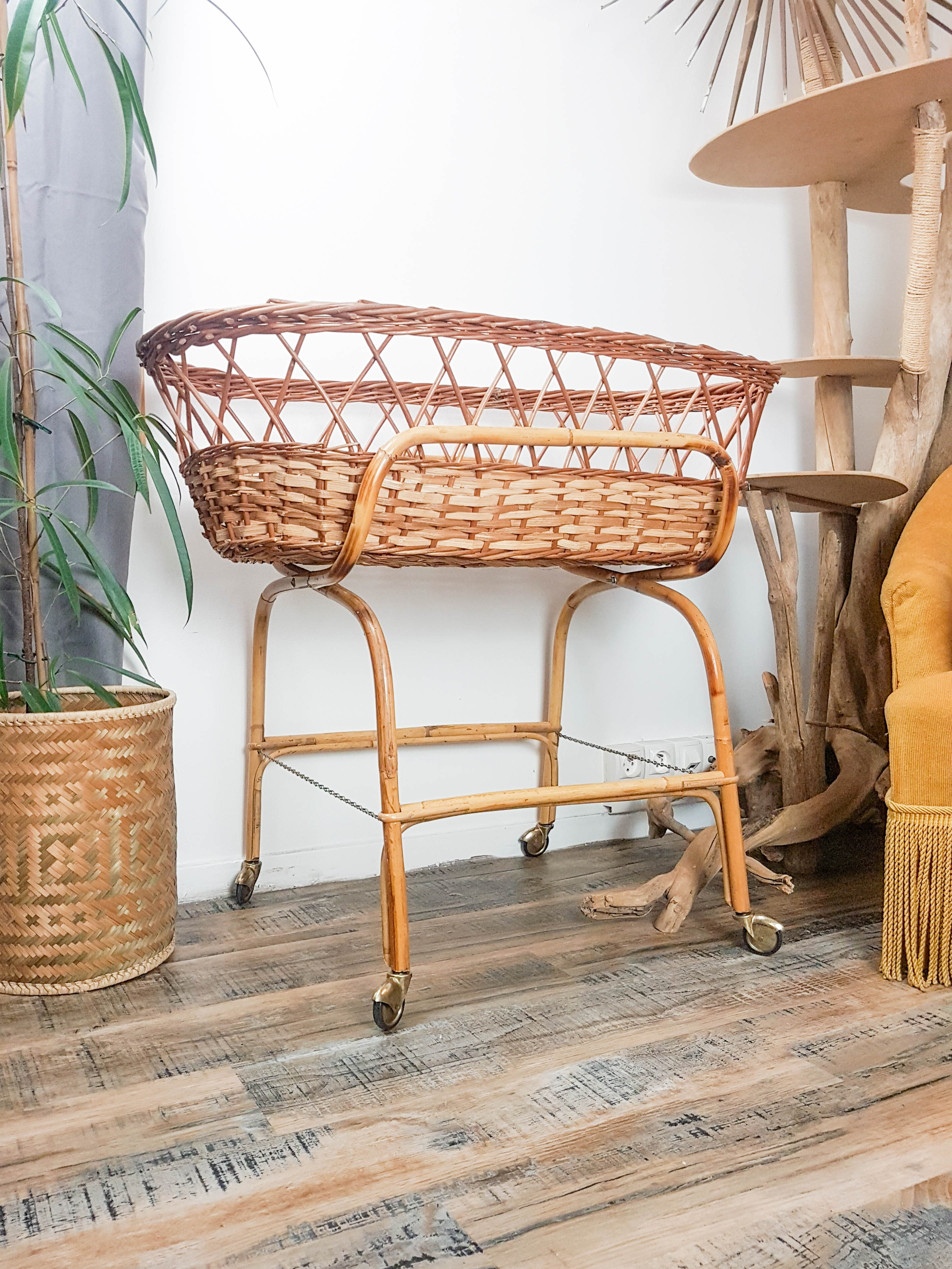 Couffin on foot in vintage rattan 50s