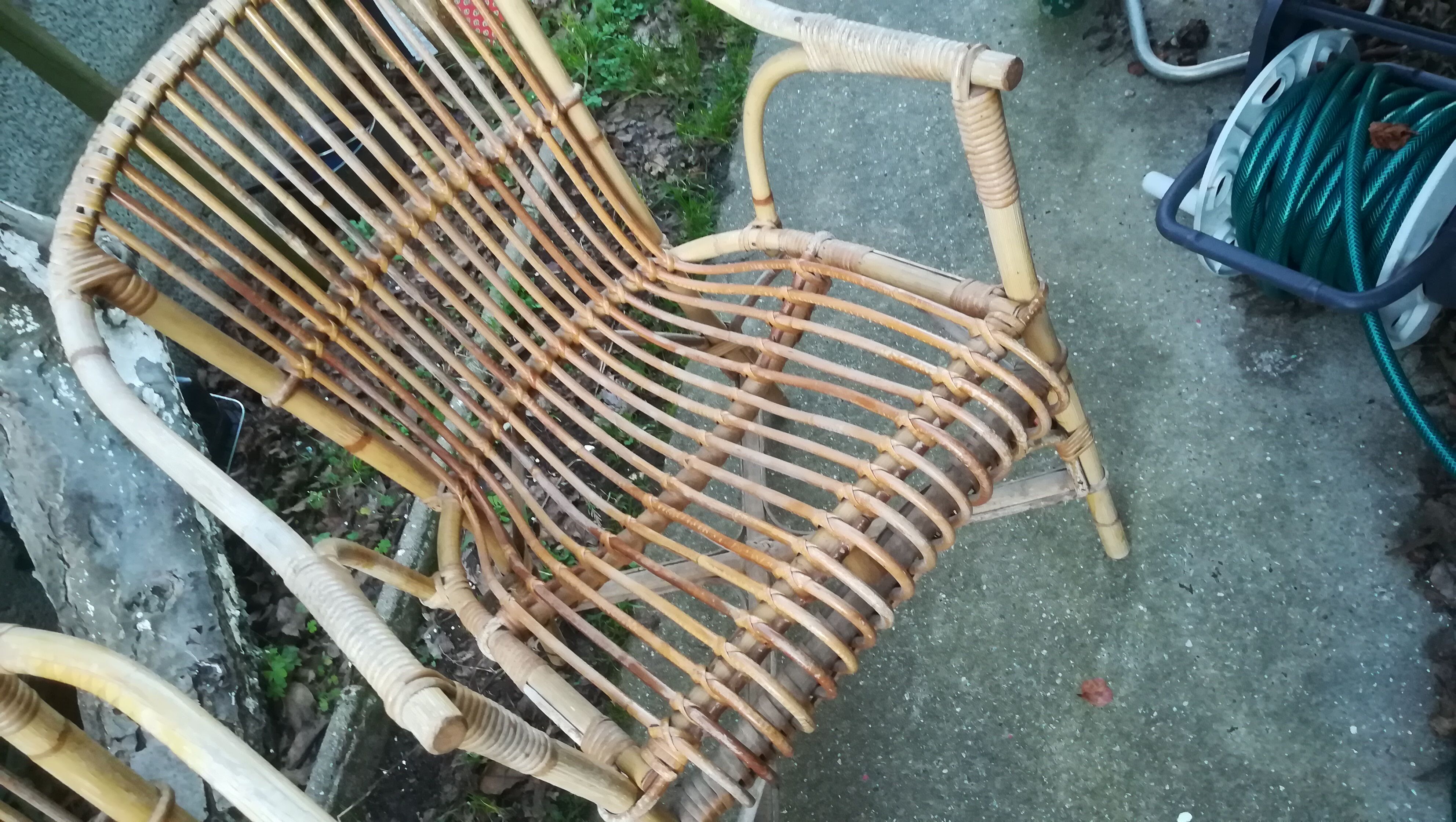 Paire de fauteuils en rotin patinés naturels