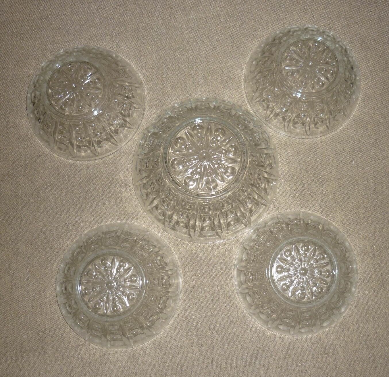 Lot salad bowl and 4 cups in pressed molded glass