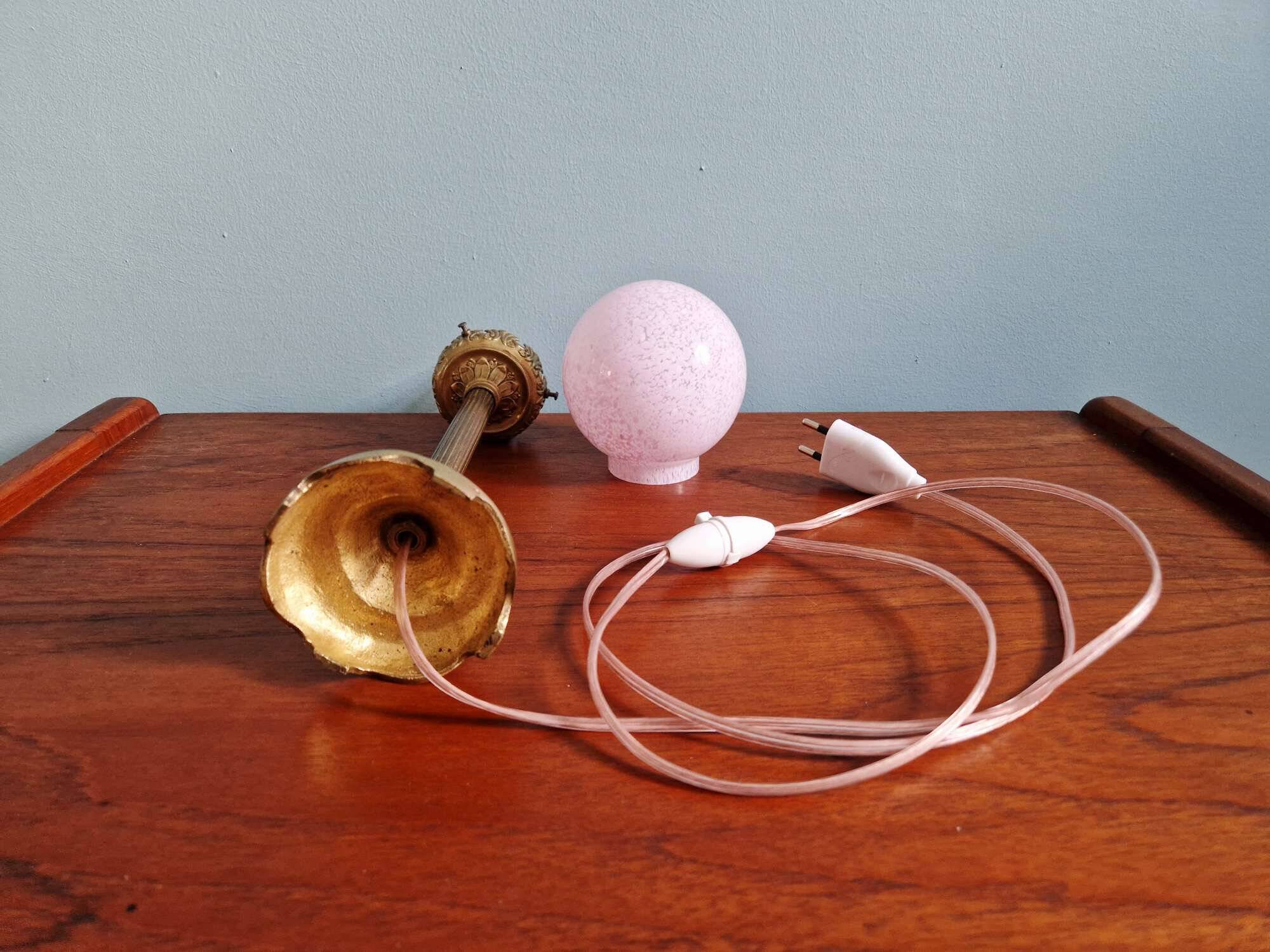 Table lamp in gilded bronze with a speckled pink glass globe, early 20th century.