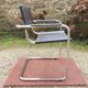 Fauteuil design à piétement tubulaire métallique chromé et assise en skaï noir