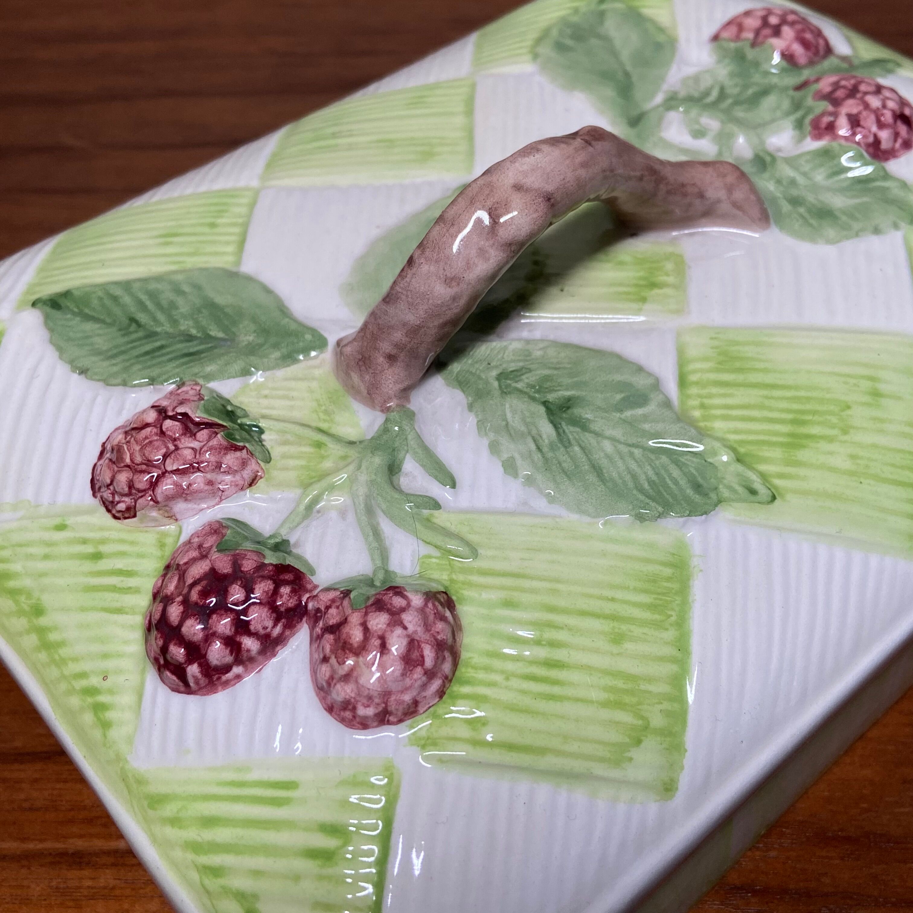 Box in slip decoration raspberries