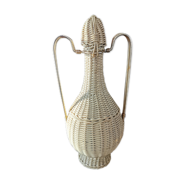 Carafe vintage recouverte osier tressé avec anse métal doré