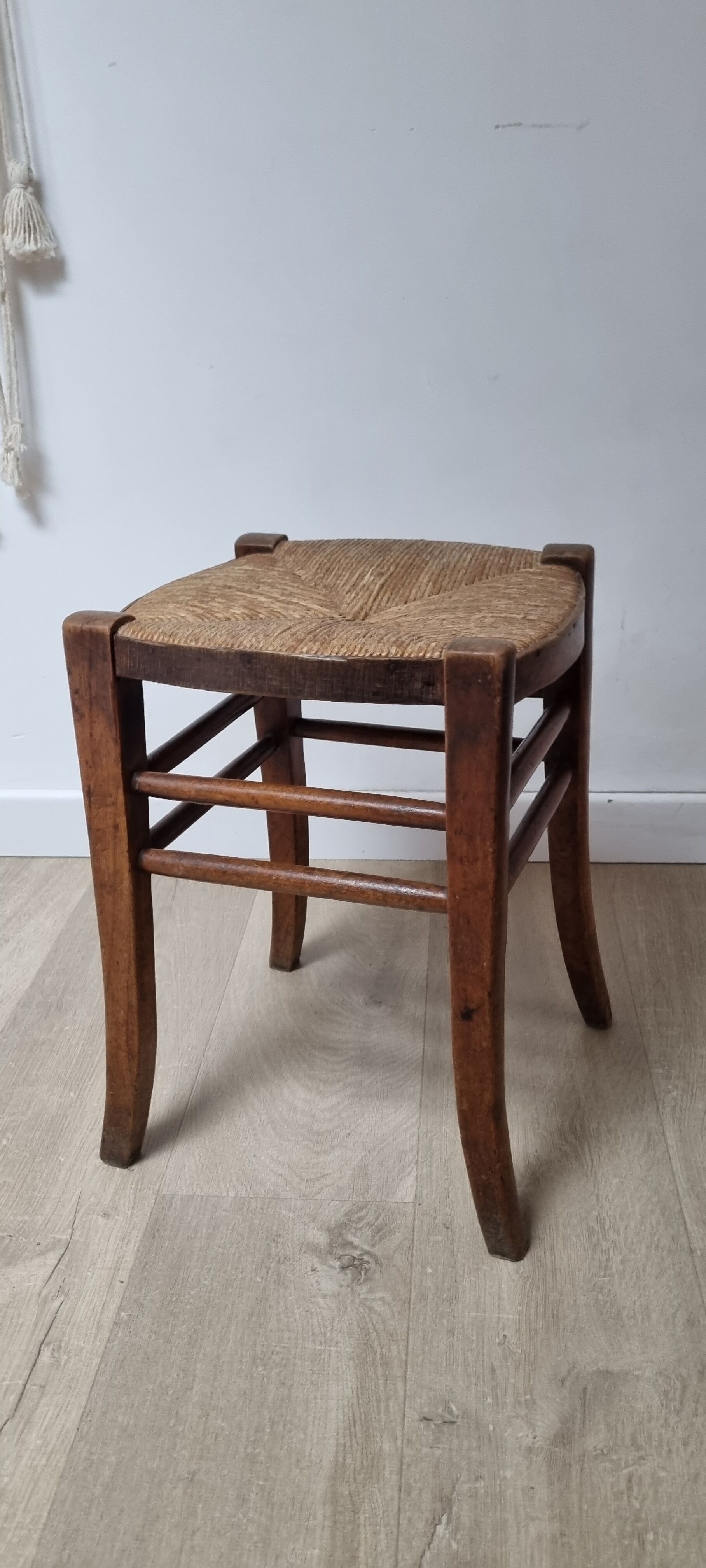 Tabouret ancien en paille et bois