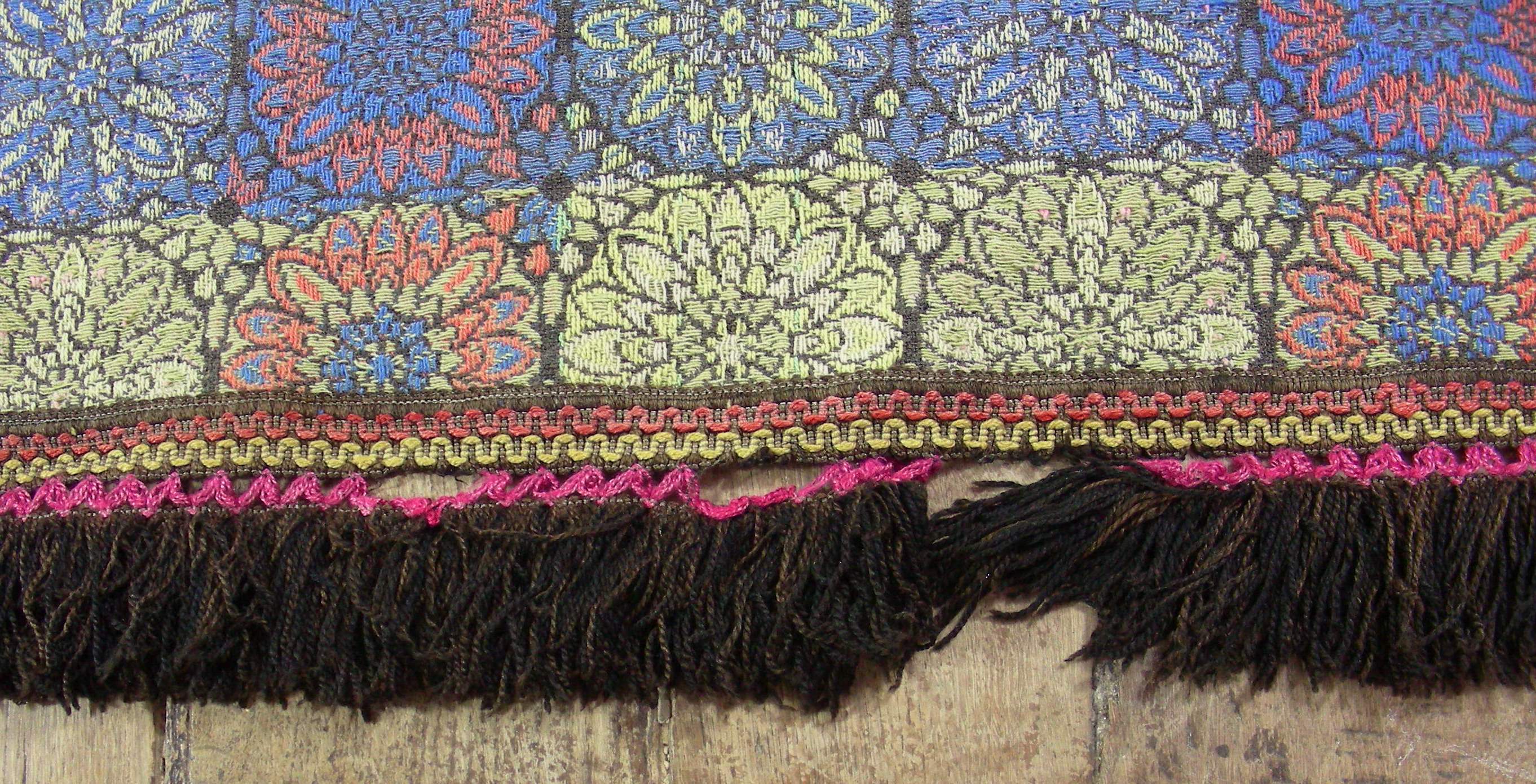 Carpet old kilim in the 1970s lotus flowers 235 x 200 cm
