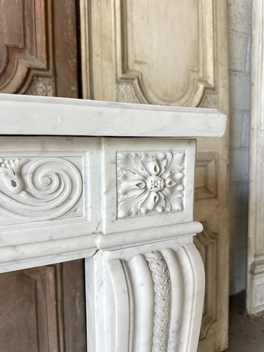Louis XVI fireplace in white marble, 19th century.