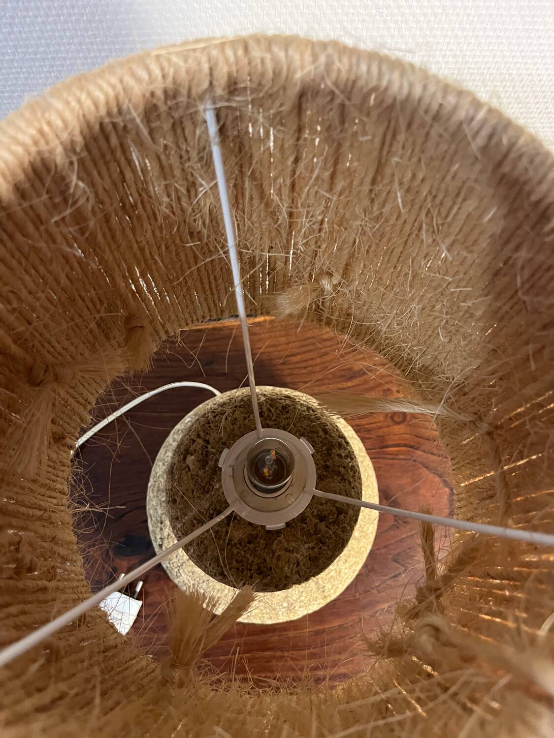 Lampe en pierre recomposée abat jour corde