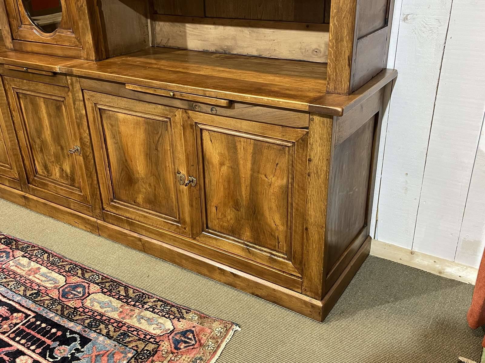 Library in walnut and oak from the early 20th century with its central clock.