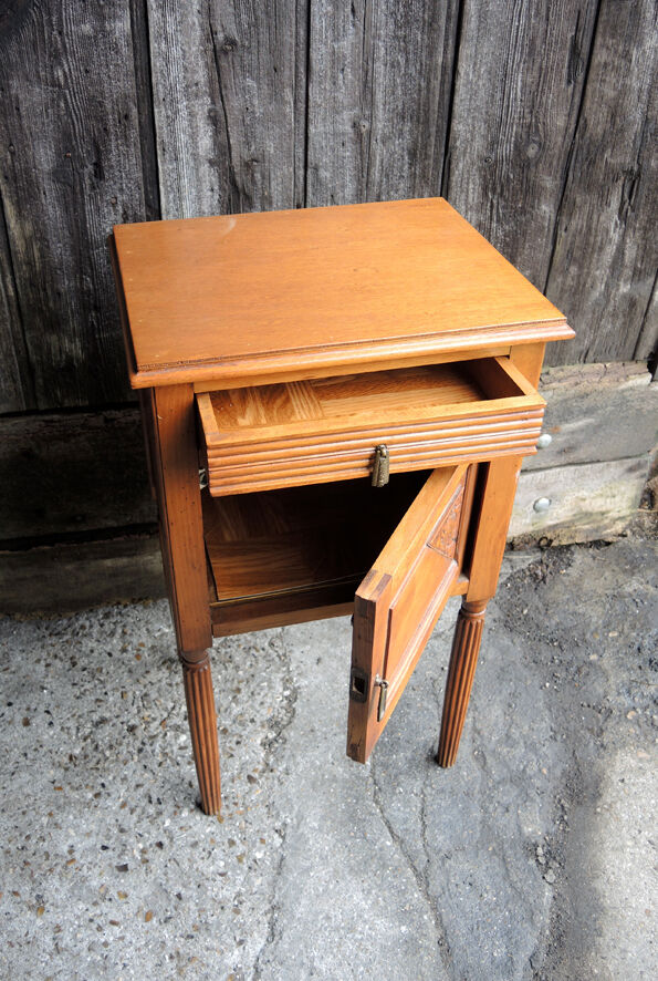 Ancienne table de chevet en bois sculpté