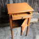 Ancienne table de chevet en bois sculpté