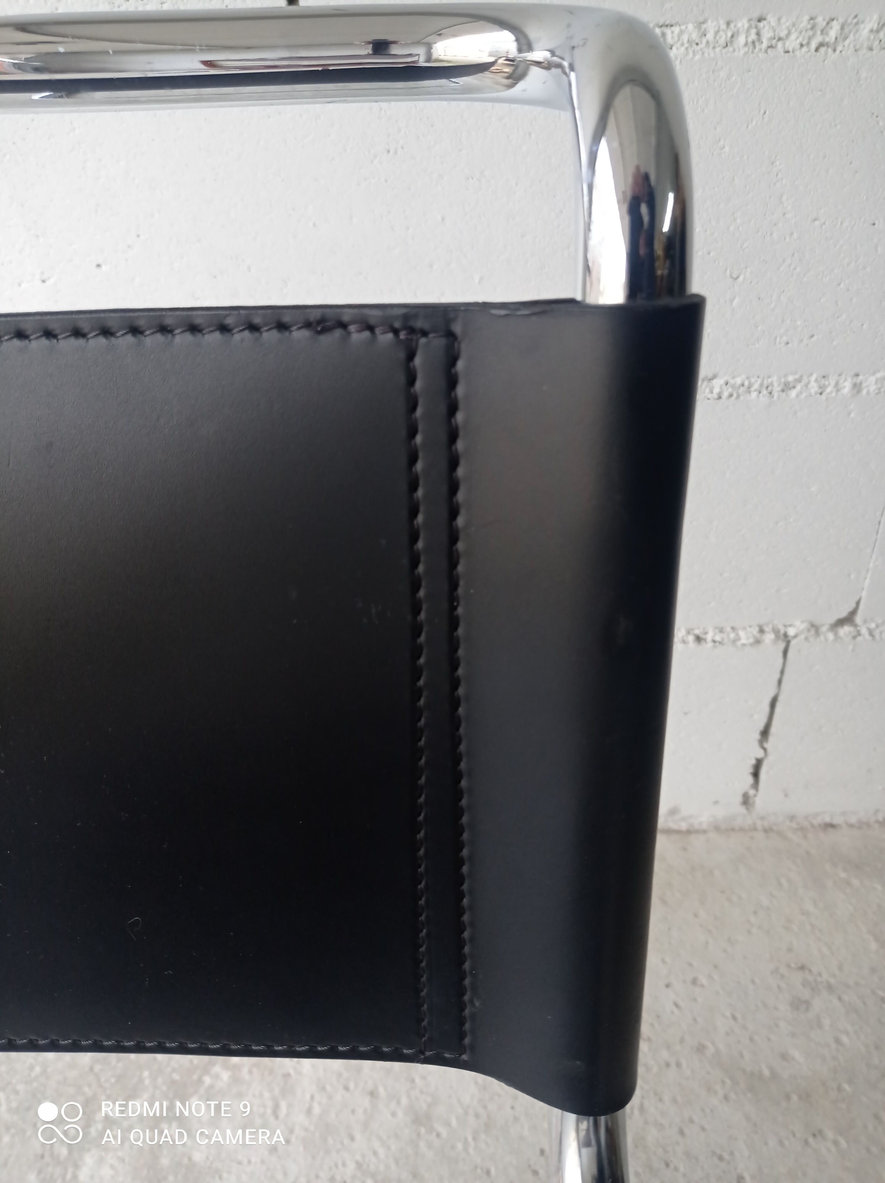 Paire de chaises en cuir noir et chrome modele Spoletto du designer Bersanelli