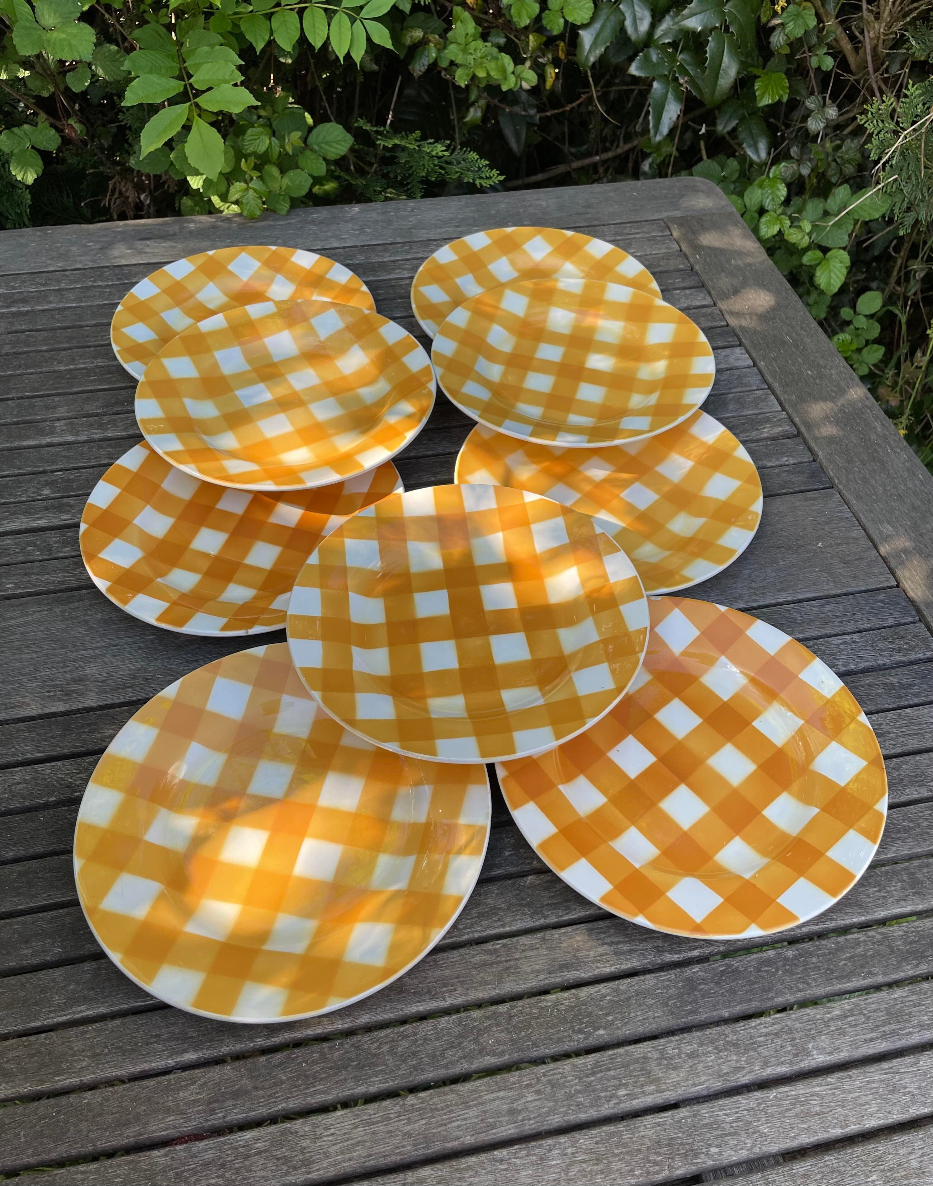Set of nine flat ceramic plates yellow Scottish decoration in yellow/orange gridded ceramic