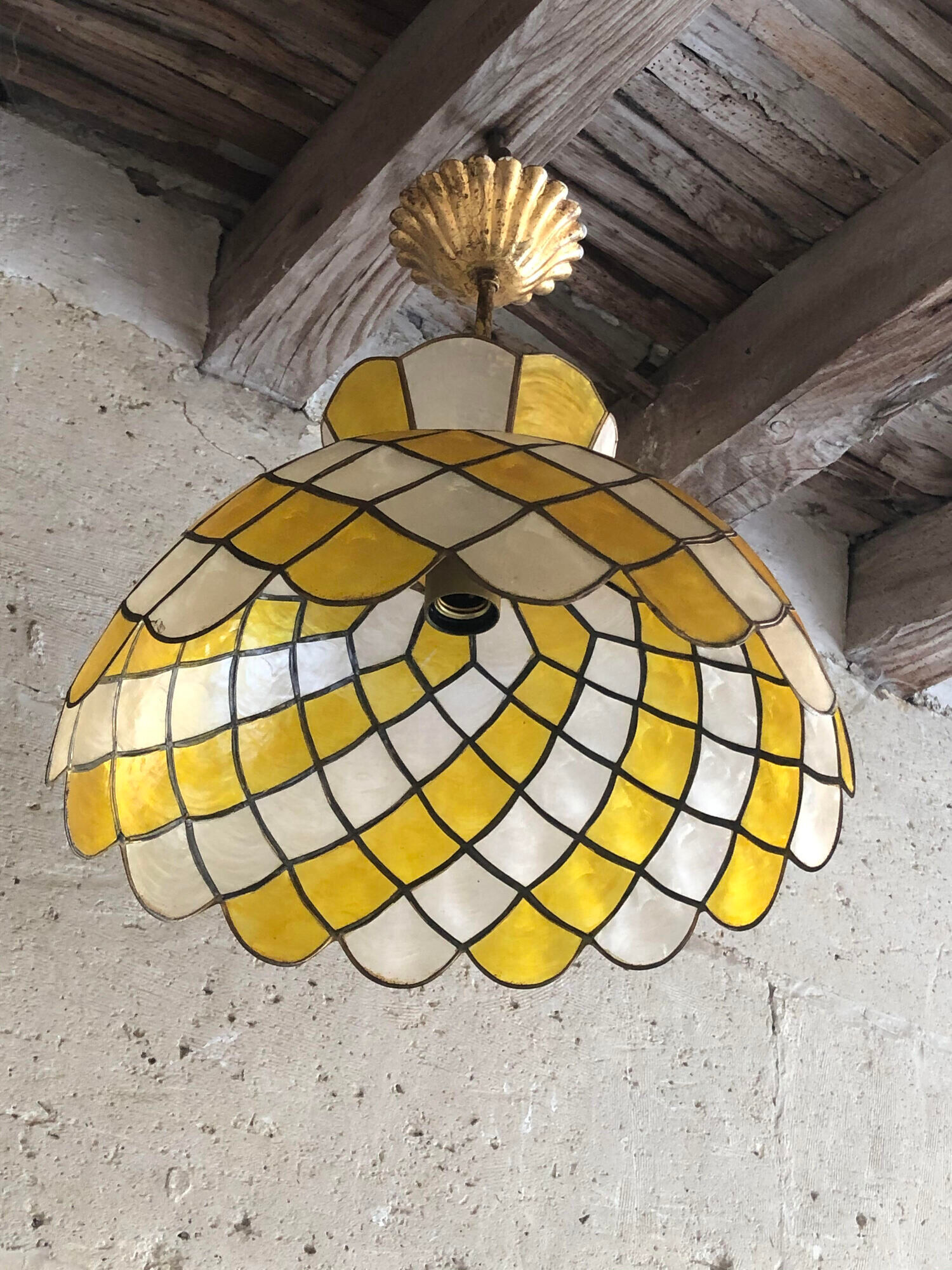 Mother-of-pearl pendant lamp, white and yellow, with lead or tin, brass colour