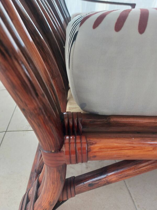Salon vintage Maison Maugrion en rotin et finitions cuir et plume