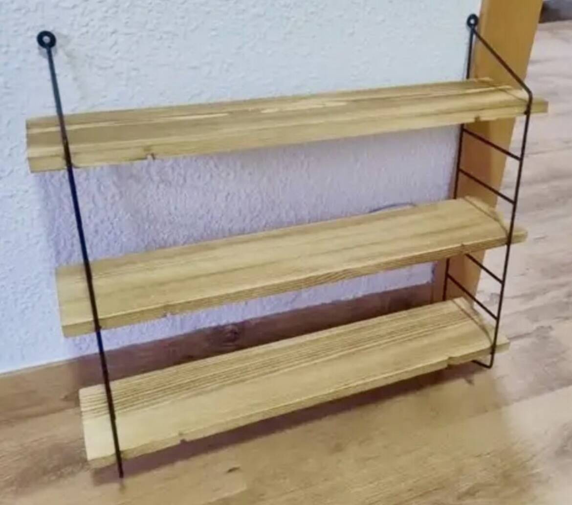Pretty String shelf in very good condition.