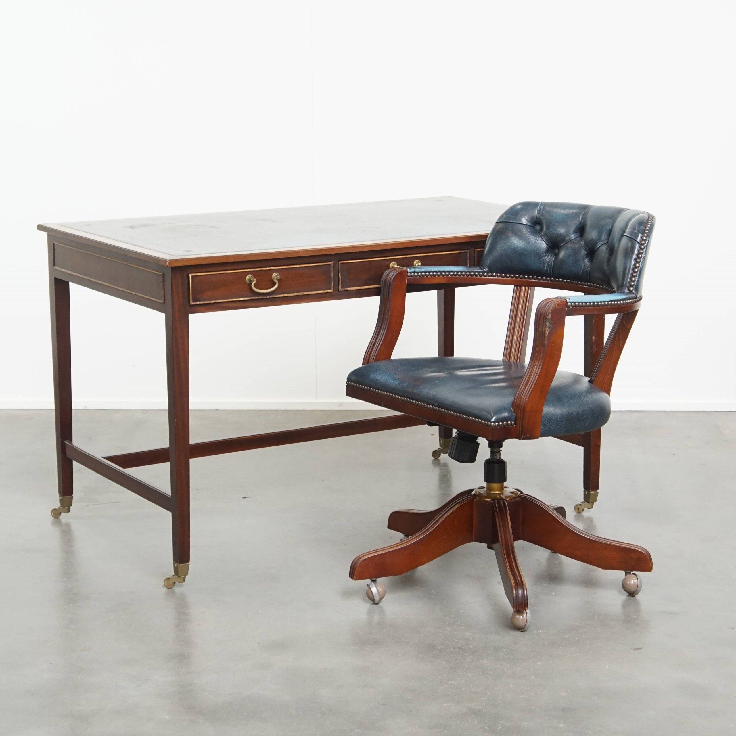 Bureau et chaise de bureau Chesterfield en cuir de vachette bleu