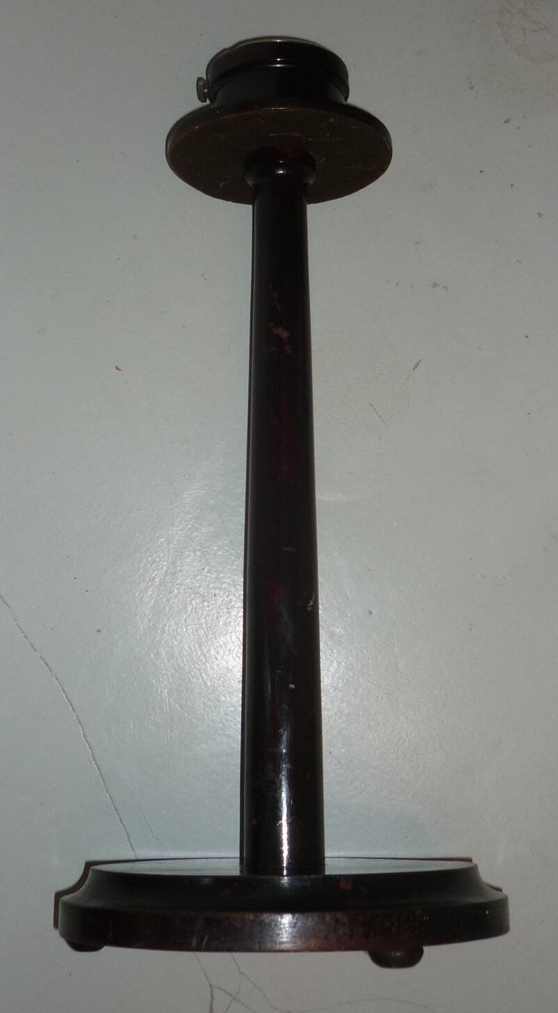 Cendrier en bois sur pied par-fumee