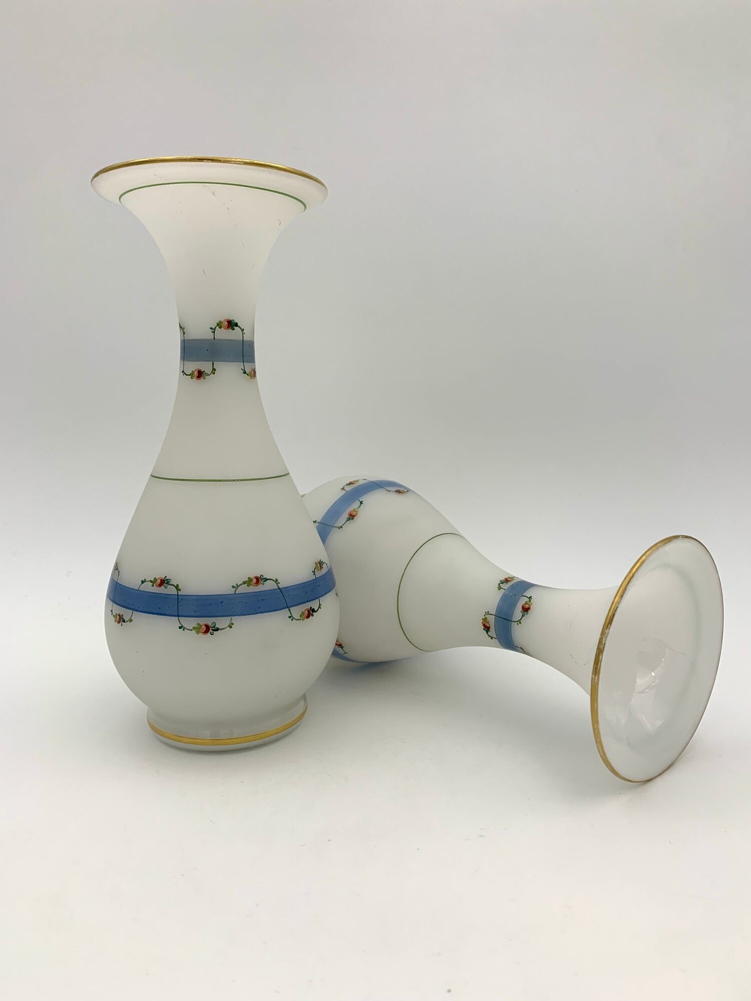 Pair of ancient opaline vases, flower decoration and blue and gold fillets - Circa 1900