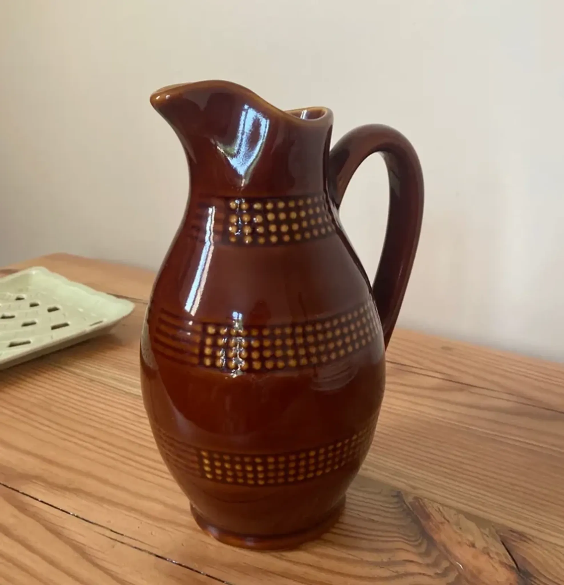 Pichet vase vintage en grès du Berry émaillé brun – décor géométrique