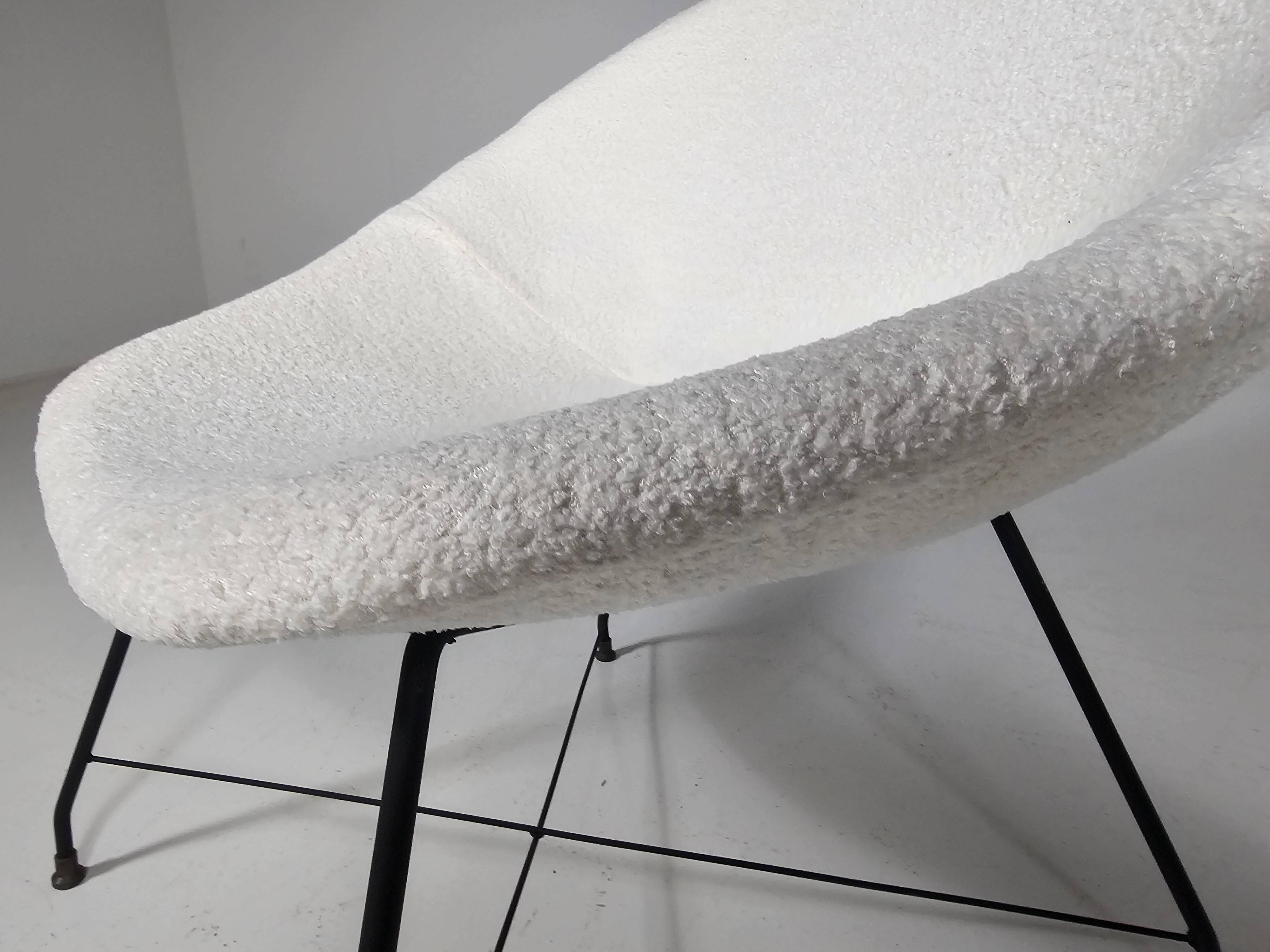 'Minoletta' cream boucle chaise longue by Augusto Bozzi for Saporiti, 1950s