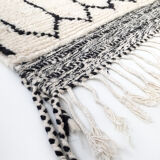 Berber carpet Beni ouarain with black graphic patterns 293x212cm