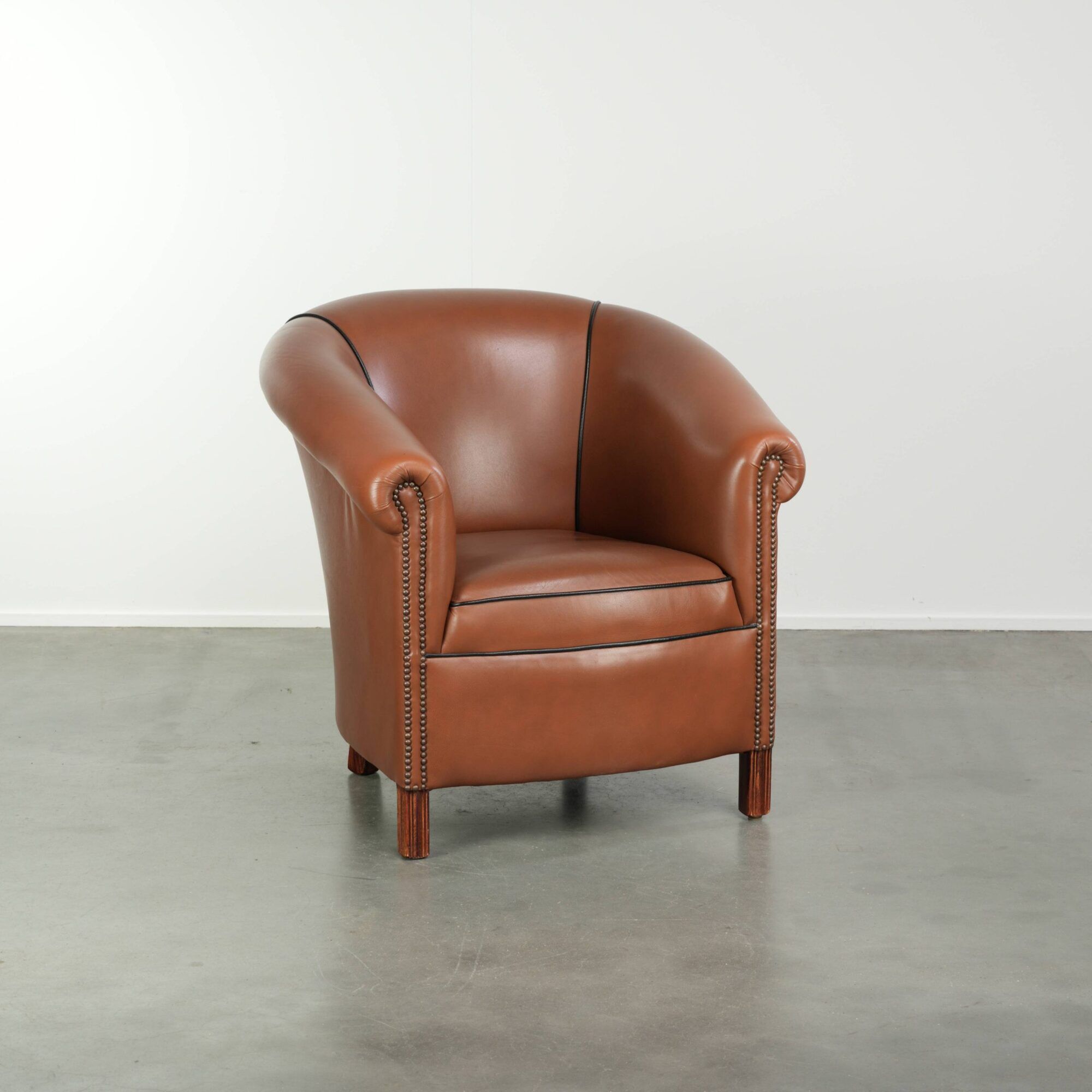 English cowhide club armchair with a luxurious finish and a good appearance