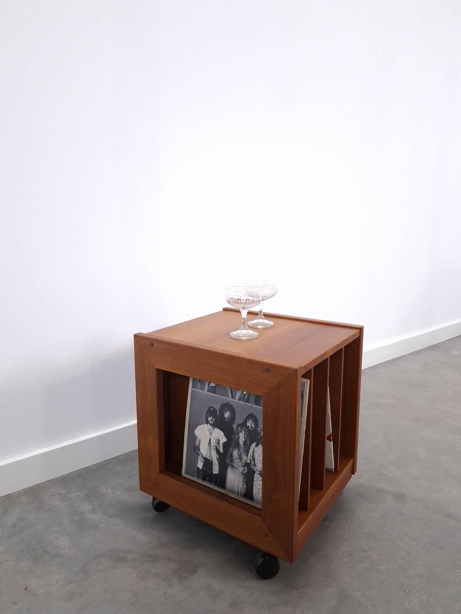 Meuble en teck LP sur roulettes, table d'appoint, table de nuit, armoire 1