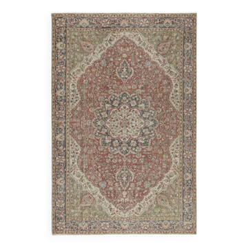 Vintage Turkish Red Area Rug for Living Room Decor. Hand-knotted Wool Carpet with Medallion Design