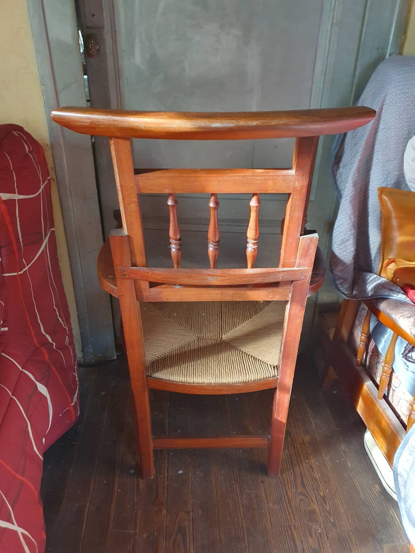 Beau fauteuil ancien au dossier haussable et assise en paille
