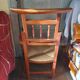 Beau fauteuil ancien au dossier haussable et assise en paille