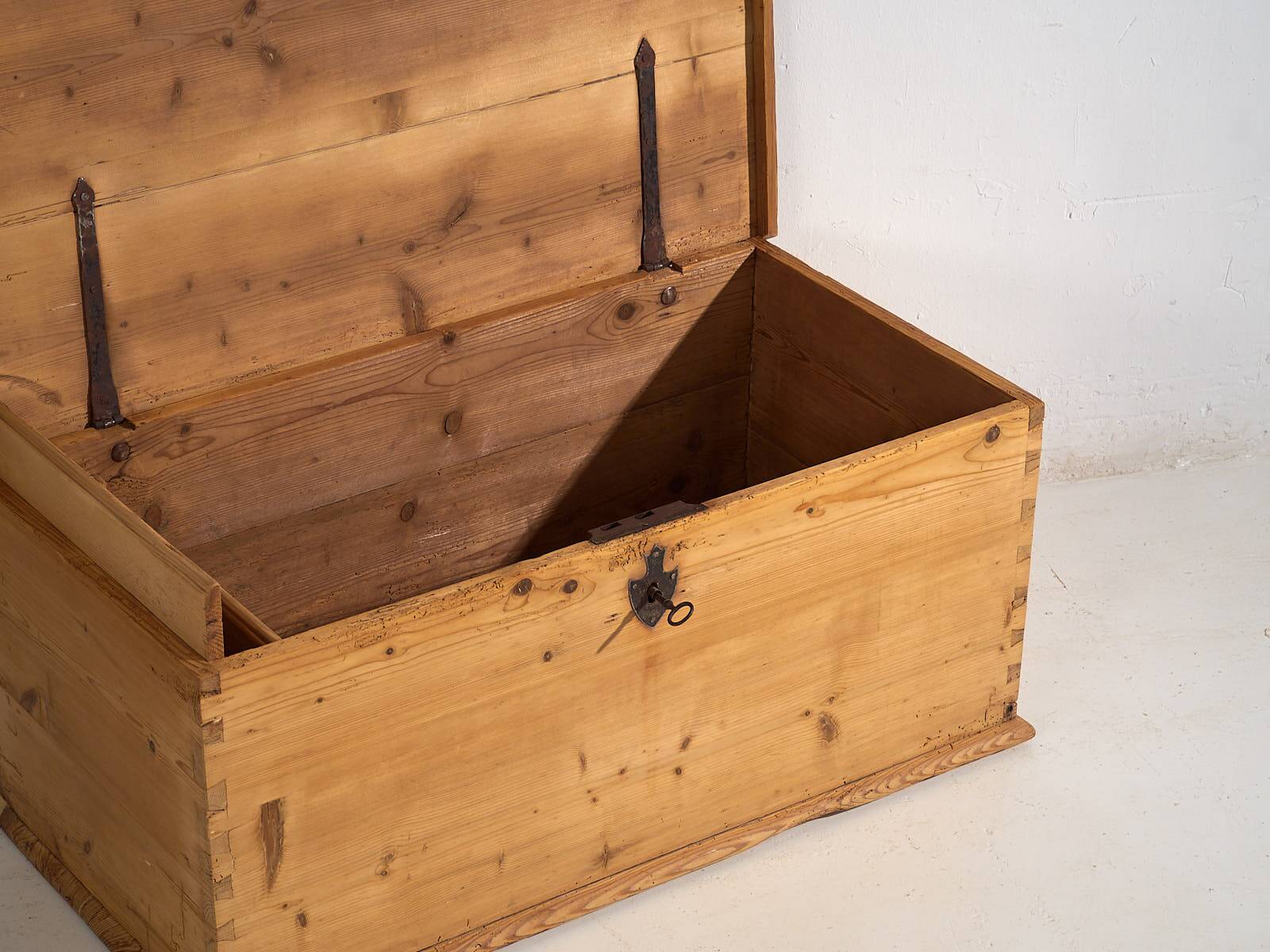 Antique storage trunk (c.1920)