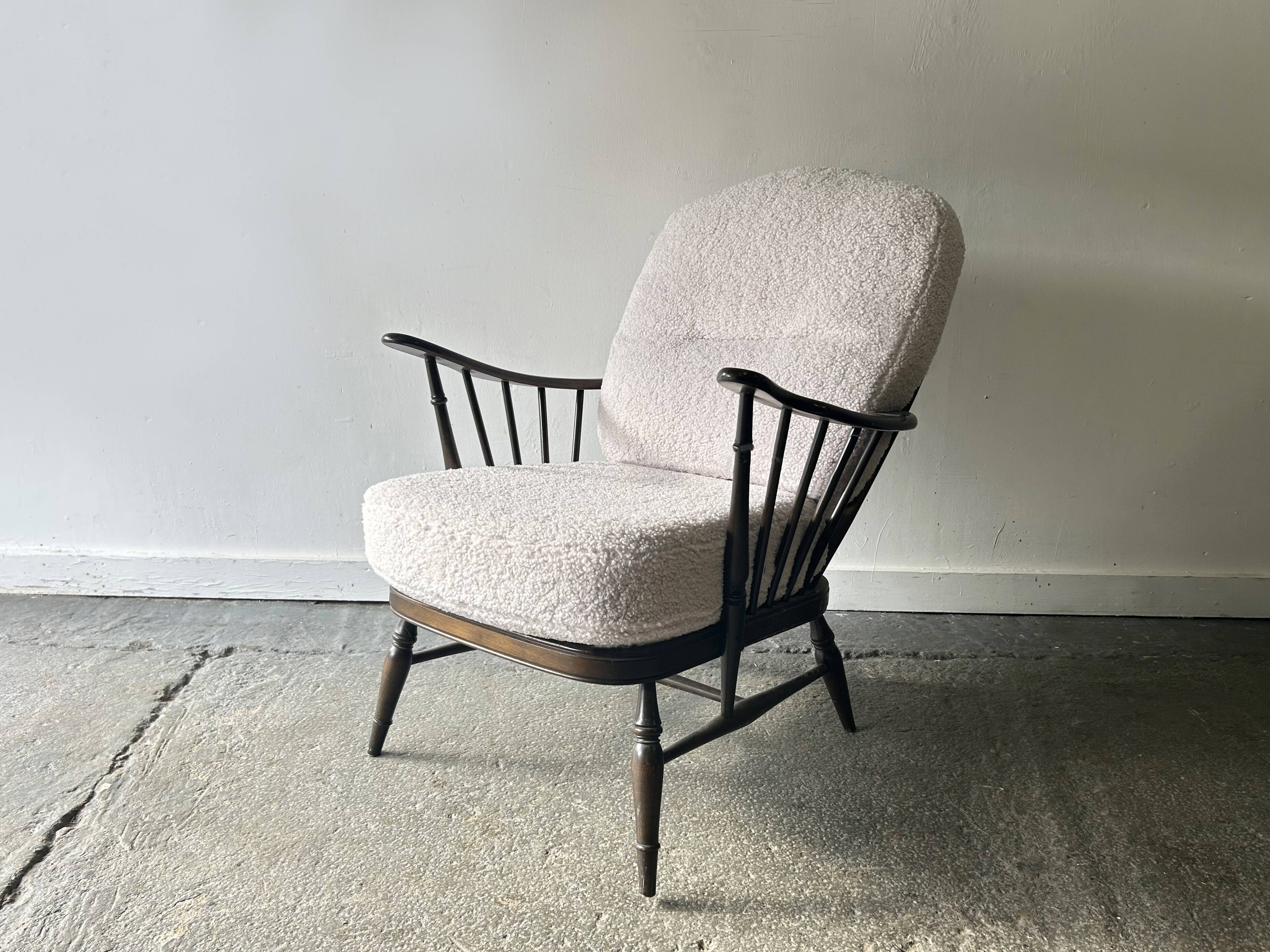Fauteuil Windsor Ercol modèle 994 vintage, réupholstéré en bouclé blanc
