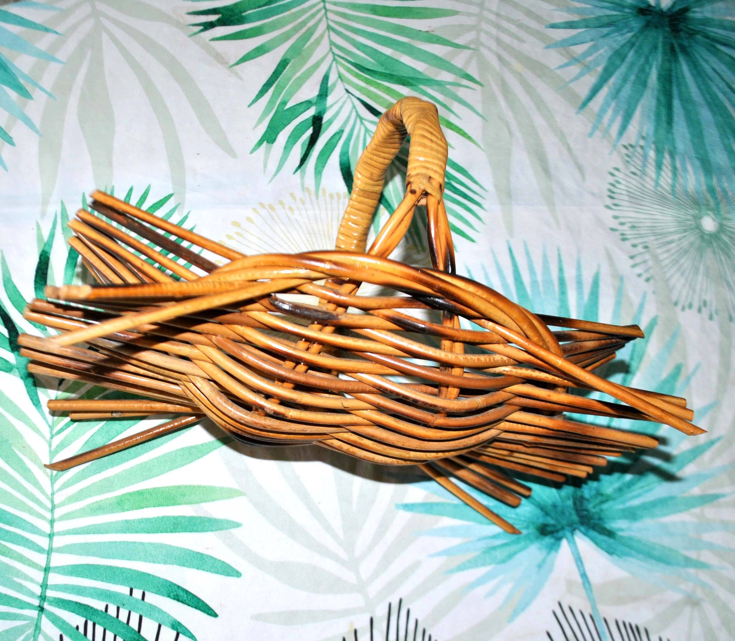 Vintage basket with handle in woven rattan 1960-1970 hippie chic decorative pocket