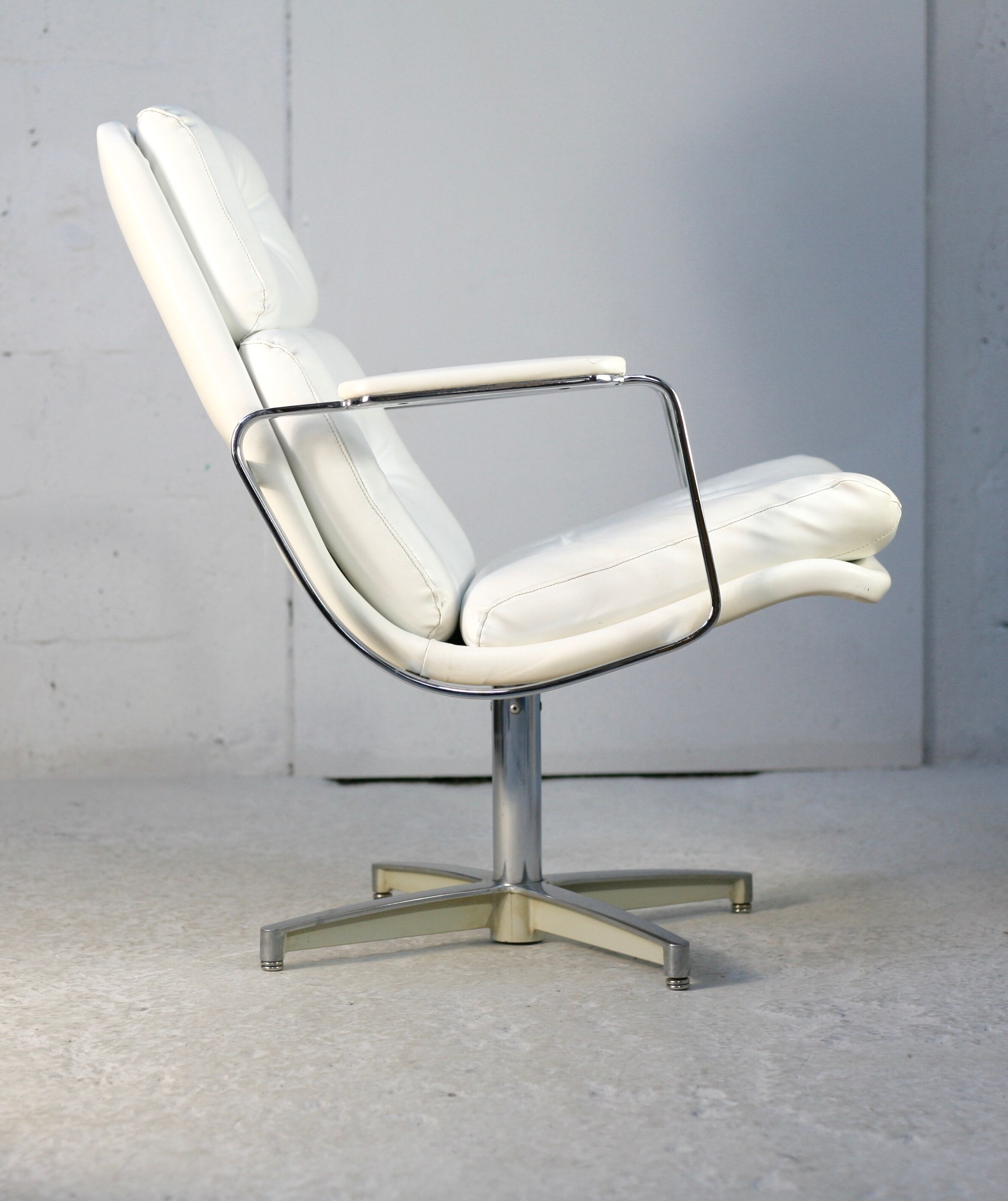 Armchair "Space Age"". Steel and imitation leather. Swivel. France, 70s