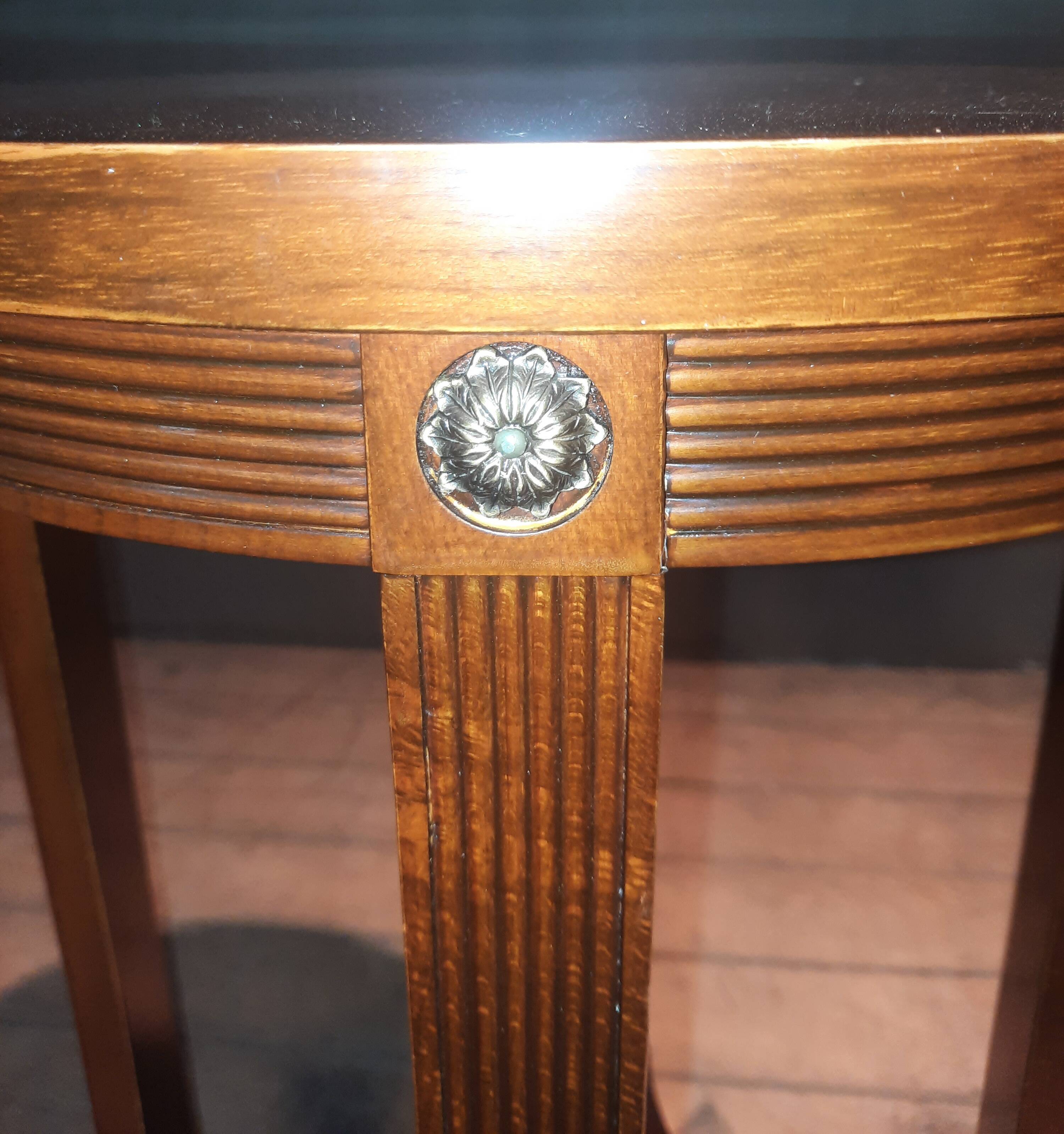 Varnished round gueridon