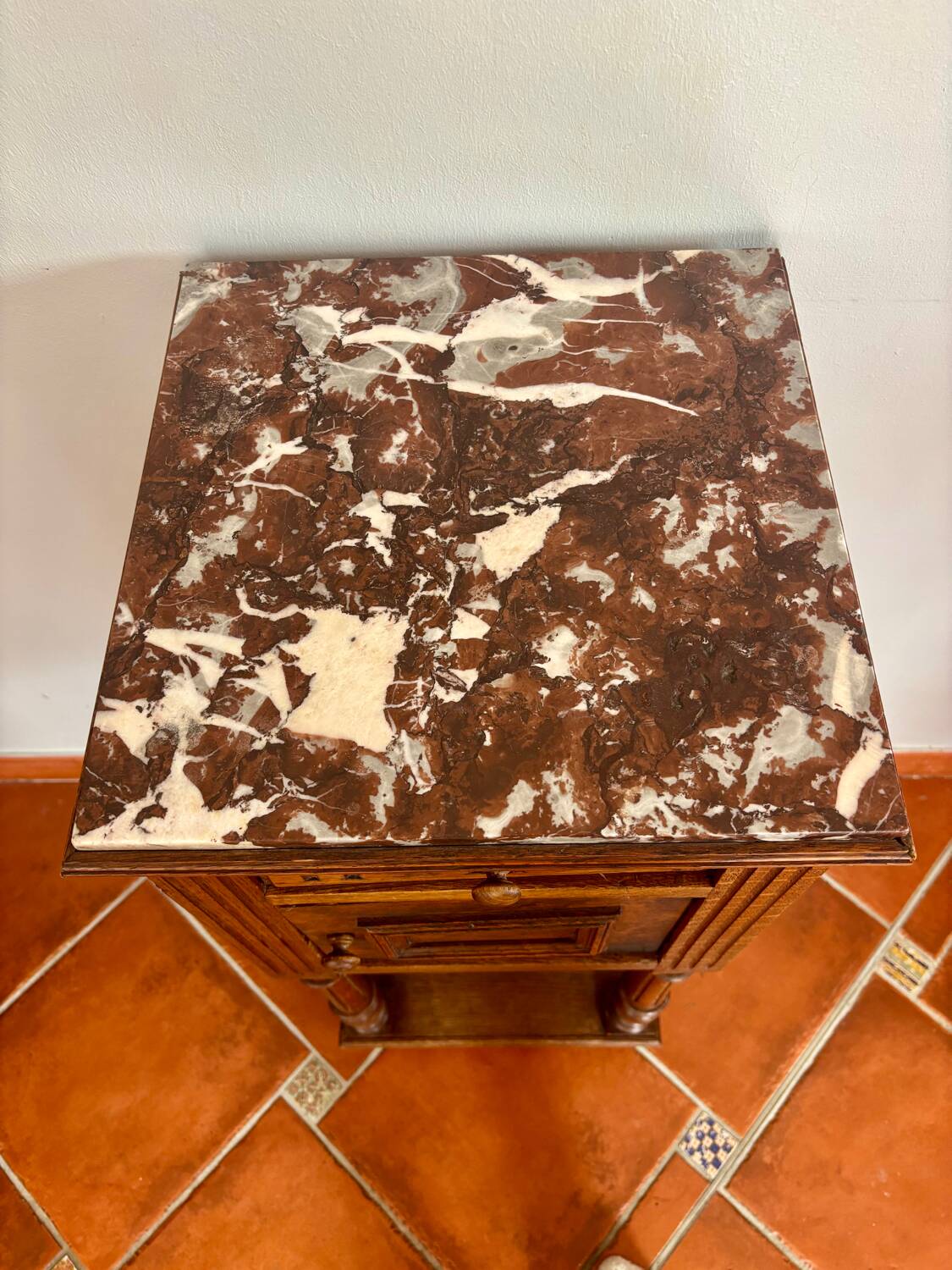 Table de chevet dessus en marble rose