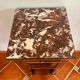 Table de chevet dessus en marble rose