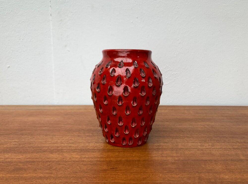 Strawberry ceramic vase from the mid-century by Fratelli Fanciullacci for Bitossi, 1960s.