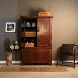 Armoire ancienne chinoise laquée brun avec motifs dorés